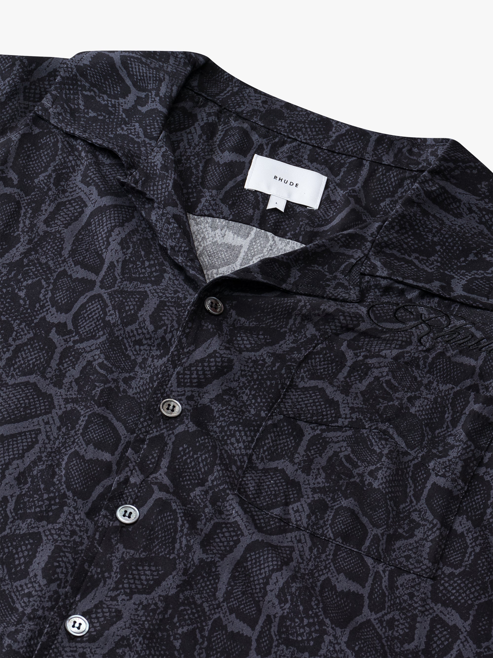 SNAKE BUTTON DOWN – R H U D E